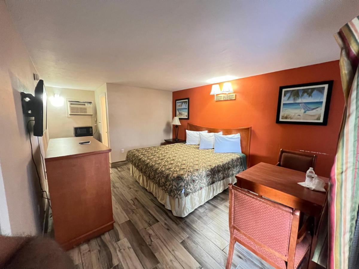 Three Oaks Motel - ไททัสวิลล์ ภายนอก รูปภาพ