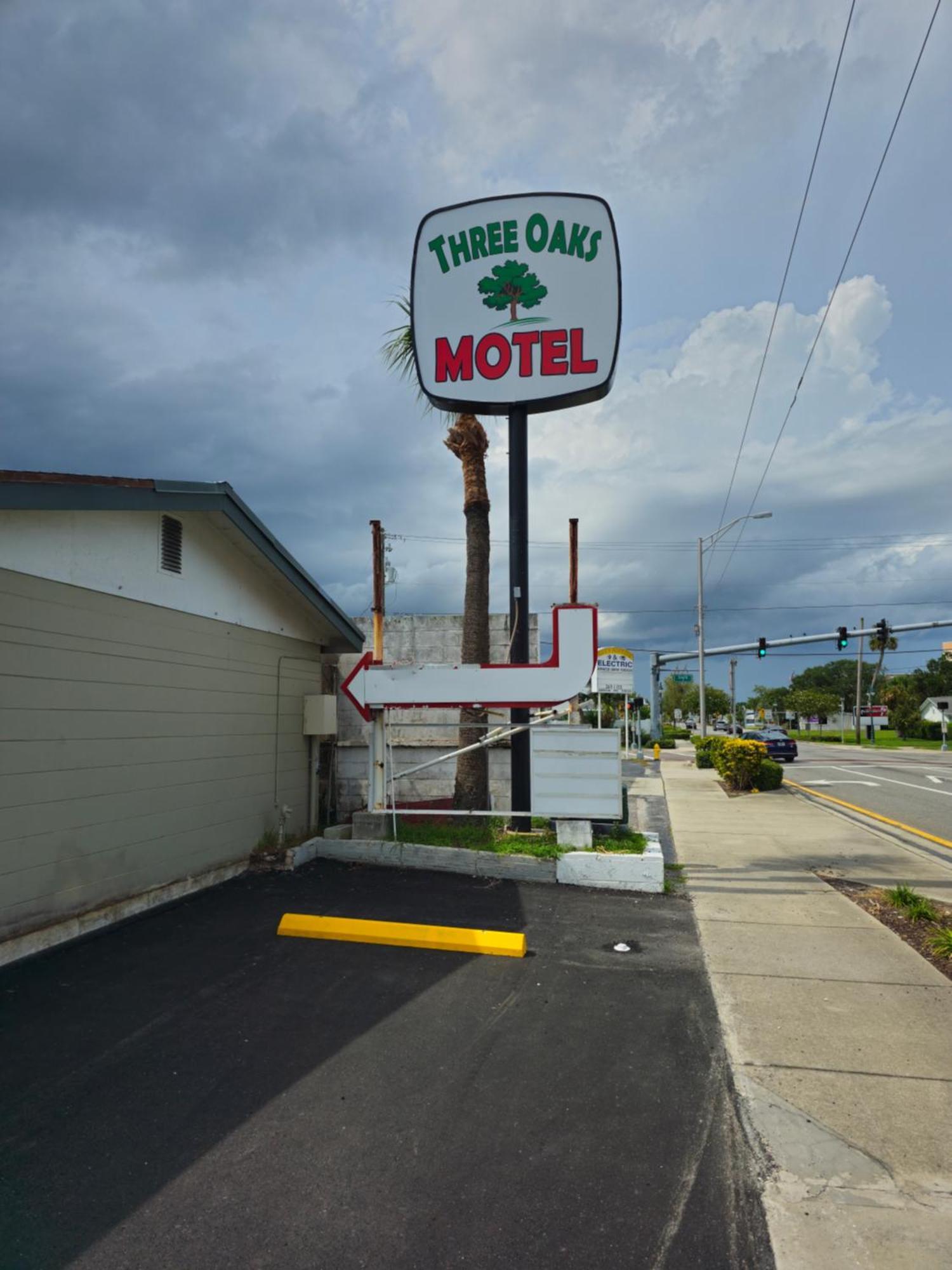 Three Oaks Motel - ไททัสวิลล์ ภายนอก รูปภาพ