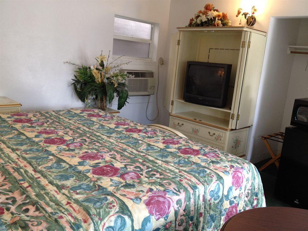 Three Oaks Motel - ไททัสวิลล์ ภายนอก รูปภาพ