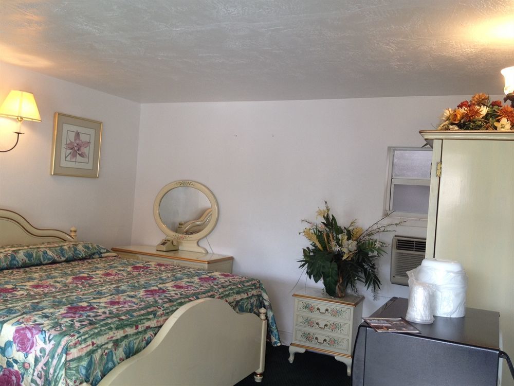 Three Oaks Motel - ไททัสวิลล์ ภายนอก รูปภาพ